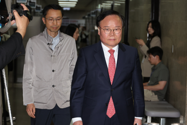 김문수 국민의힘 대선 후보 측의 김재원(오른쪽) 비서실장이 9일 서울 여의도 국회에서 재개된 국민의힘 김문수 대선 후보와 무소속 한덕수 대선 예비 후보 간의 단일화 협상에 참석하고 있다. 김 후보측은 지지 정당을 묻