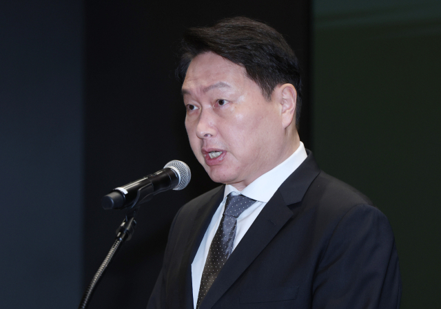 최태원 SK그룹 회장이 7일 오전 서울 중구 SK텔레콤 T타워 SUPEX홀에서 SK텔레콤의 해킹 사고와 관련해 대국민 사과를 하고 있다.성형주 기자