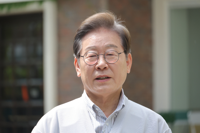 이재명 더불어민주당 대선 후보가‘골목골목 경청투어:국토종주편’에 나선 7일 전북 전주시 완산구의 한 카페에서‘K-콘텐츠’산업 진흥 간담회를 마친 뒤 고법의‘파기환송심 연기’관련 입장을 밝히고 있다.연합뉴스