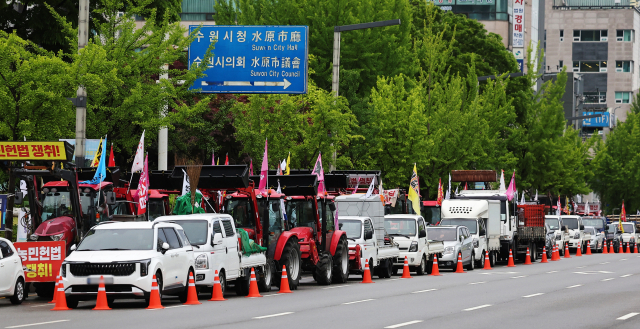 9일 오후 5시께 경기도 수원시 올림픽공원 앞에서 전국농민회총연맹(전농)이 조직한 전봉준투쟁단이 트랙터를 동원한 상경 시위를 준비하고 있다.연합뉴스