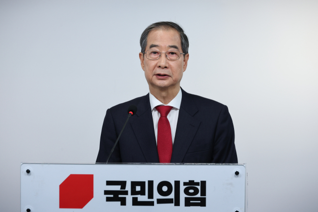 국민의힘에 입당한 한덕수 대선 예비후보가 10일 서울 여의도 캠프 사무실에서 긴급 기자회견을 하고 있다. 뉴스1