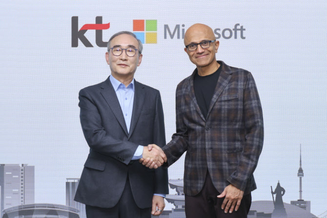 김영섭 KT대표(왼쪽)와 사티아 나델라 MS CEO가 지난 3월 서울 광화문 KT 사옥에서 만났다.사진제공=KT