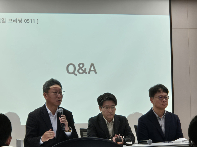 김희섭(왼쪽) SK텔레콤 PR센터장이 11일 서울 을지로 삼화타워에서 열린 일일브리핑에서 질문에 답하고 있다.김기혁기자