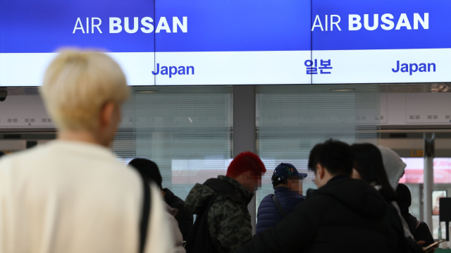 인천국제공항 1터미널 출국장에서 일본으로 향하는 여행객들이 탑승 수속을 하고 있다. 연합뉴스