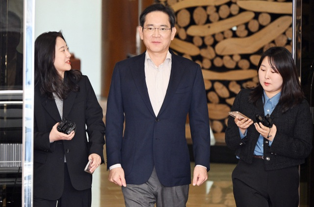 이재용(가운데) 삼성전자 회장이 지난달 9일 일본 출장을 마치고 서울 강서구 서울김포비즈니스항공센터(SGBAC)를 통해 귀국하고 있다.오승현 기자