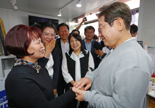 남도문화벨트 골목골목 경청투어에 나선 이재명 더불어민주당 대선 후보가 11일 전남 영암군 학산면 독천낙지거리에 위치한 한 미용실을 찾아 자영업자들과 이야기를 나누고 있다. 연합뉴스