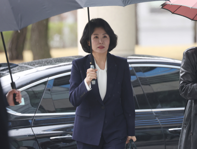 ‘공직선거법 위반’혐의로 1심에서 벌금형을 선고받은 이재명 더불어민주당 대통령 후보 배우자 김혜경 씨가 지난달 14일 경기 수원시 영통구 수원고등법원에서 열린 항소심 공판에 출석하고 있다.뉴스1