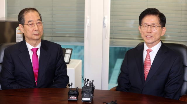 김민수 국민의힘 대선 후보와 한덕수 전 국무총리가 11일 서울 여의도 국민의힘 대선후보 사무실에서 회동하고 있다. 연합뉴스