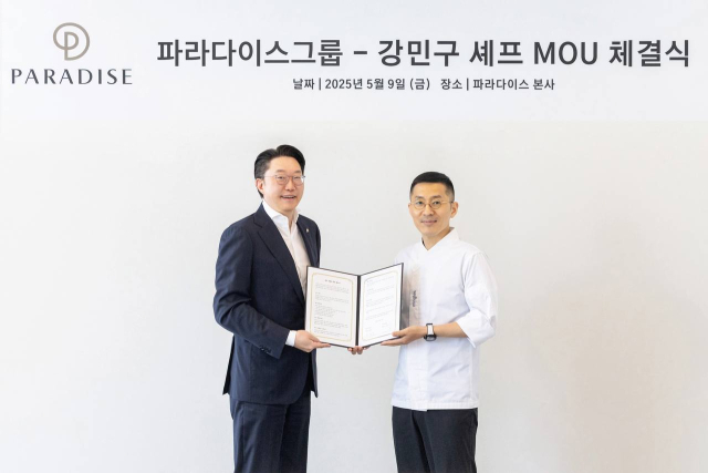 최종환(왼쪽) 파라다이스 대표와 강민구 밍글스 셰프가 9일 서울 퇴계로 파라다이스 빌딩에서 한식 파인다이닝 발전을 위한 MOU를 체결했다.사진 제공=파라다이스.