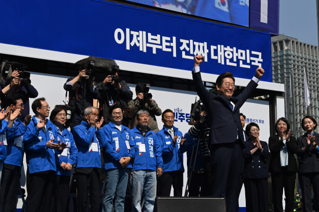 이재명 더불어민주당 대선 후보가 12일 서울 종로구 청계광장에서 출정식 성격의 '빛의 혁명' 유세를 하며 공식 선거운동을 시작하고 있다. 오승현 기자