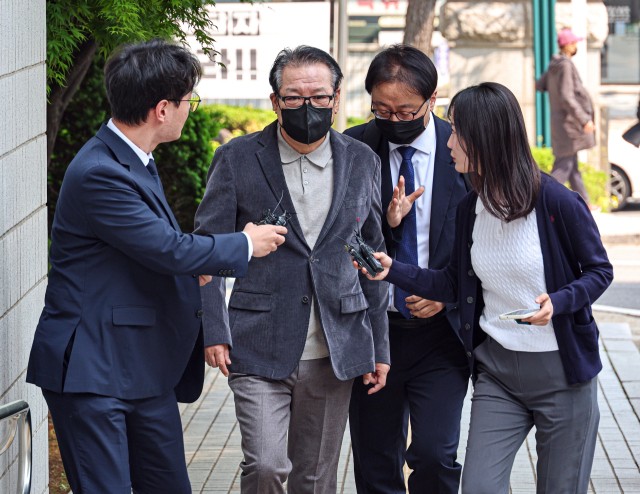 <b>김건희 목걸이</b> 질문에…<b>건진법사</b> ‘묵묵부답’