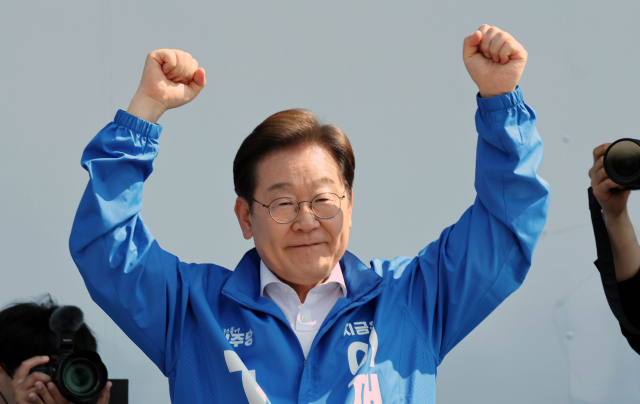 이재명 더불어민주당 대선 후보가 12일 경기 화성시 동탄 센트럴파크에서 ‘K반도체’ 동탄 집중 유세를 하고 있다. 화성=오승현 기자