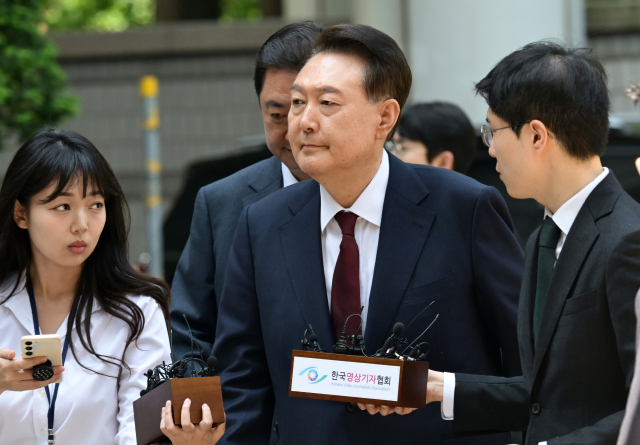 윤석열 전 대통령이 12일 서울 서초구 중앙지방법원에서 열린 내란 우두머리 혐의, 직권남용권리행사방해 혐의 사건 3차 공판에 출석하고 있다. 사진공동취재단