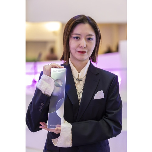 김아영 작가가 LG 구겐하임 어워드 트로피를 들어보이고 있다.연합뉴스