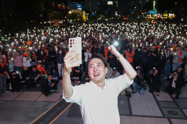 이준석 개혁신당 대선 후보가 제21대 대통령 선거 공식 선거운동 첫날인 12일 서울 청계광장에서 열린 출정식에서 사진을 찍고 있다. 연합뉴스