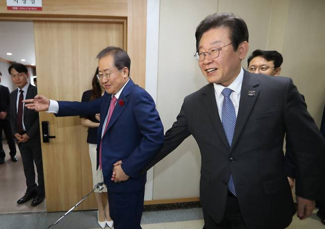 2023년 5월10일 이재명 당시 더불어민주당 대표가 대구시청 산격청사를 찾아 홍준표 대구시장의 안내를 받아 청사를 빠져나가고 있다. 연합뉴스2023년 5월10일 이재명 당시 더불어민주당 대표가 대구시청 산격청사를