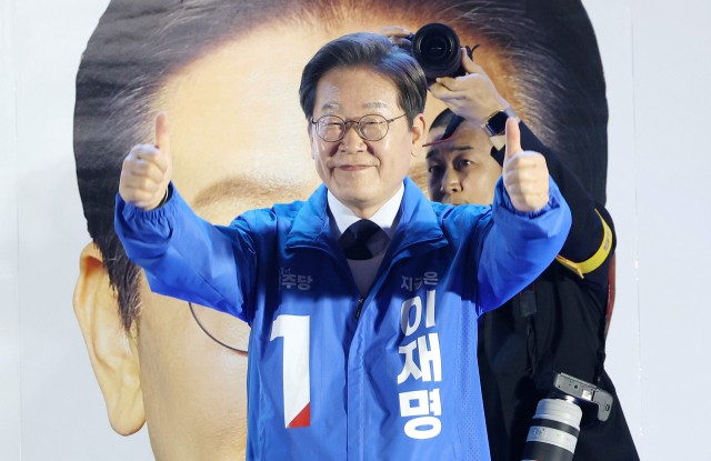 <b>대선 후보</b> 지지도, <b>이재명</b> 51%로 압도적 1위…<b>김문수</b> 31% <b>이준석</b> 8% [한국...