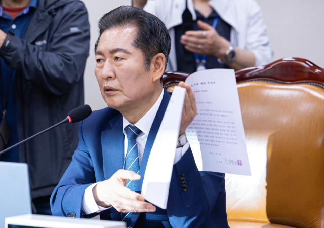 정청래 국회 법제사법위원회 위원장이 14일 오전 서울 여의도 국회에서 열린 법사위 전체회의에서 조희대 대법원장의 출석요구에 대한 의견서를 손에 들고 발언을 하고 있다. 뉴스1