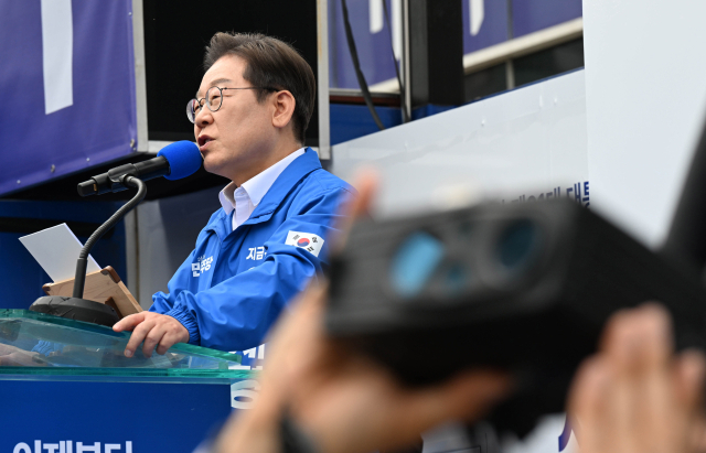이재명 더불어민주당 대선 후보가 14일 경남 창원 성산구 상남분수광장에서 유권자들에게 지지를 호소하고 있다. 창원=오승현 기자