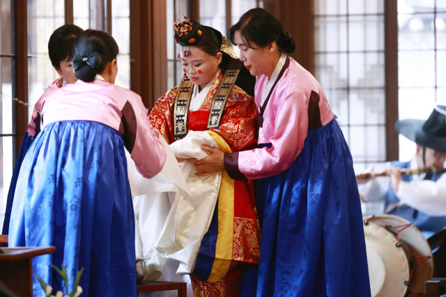 지난해 3월 서울 중구 한국의집에서 신부 박효심 씨가 문화재청과 국가유산진흥원이 진행한 ‘사회적 배려 대상자 전통 혼례 및 돌잔치 지원’ 사업 전통 혼례를 올리고 있다. 연합뉴스
