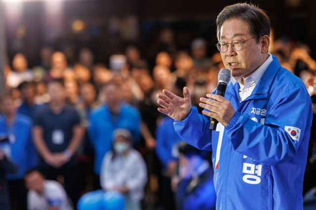 이재명 더불어민주당 대선 후보가 14일 경남 거제 엠파크 차없는 거리에서 유권자들에게 지지를 호소하고 있다. 이 후보는 15일 영·호남 화합의 상징인 경남 하동군 화개장터를 시작으로 전남 광양·여수·순천·목포 등 호