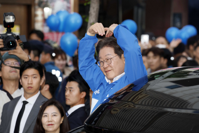 이재명 더불어민주당 대선 후보가 14일 경남 거제 엠파크 차없는 거리에서 유권자들에게 지지를 호소하고 있다. 이 후보는 15일 영·호남 화합의 상징인 경남 하동군 화개장터를 시작으로 전남 광양·여수·순천·목포 등 호