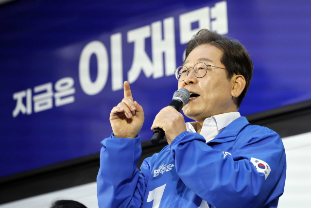 이재명 더불어민주당 대선 후보가 14일 경남 거제 엠파크 차없는 거리에서 유권자들에게 지지를 호소하고 있다. 이 후보는 15일 영·호남 화합의 상징인 경남 하동군 화개장터를 시작으로 전남 광양·여수·순천·목포 등 호