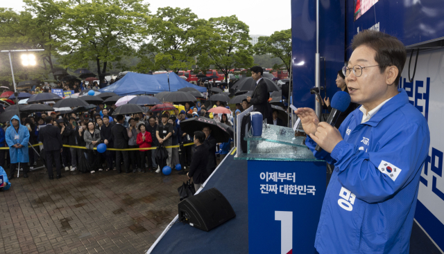 노란봉투법, 정년 연장 등의 노동 공약을 내건 이재명 더불어민주당 후보가 15일 전남 광양시 유세장에서 지지를 호소하는 연설을 하고 있다. 연합뉴스