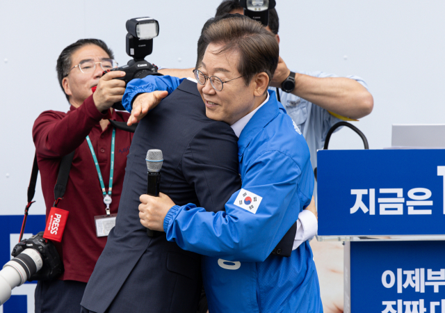 이재명 더불어민주당 대선후보가 16일 전북 익산시 익산역 동부광장에서 열린 유세에서 김상욱 무소속 의원과 포옹하고 있다. 연합뉴스