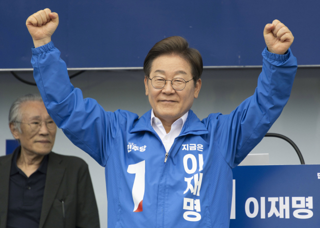 이재명 더불어민주당 대선 후보가 16일 전북 군산시 구시청광장에서 지지를 호소하고 있다. 군산=오승현 기자
