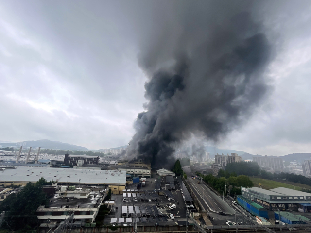 17일 오전 7시11분쯤 광주 광산구 소촌동 금호타이어 광장공장에서 화재가 발생해 검은 연기가 번지고 있다. 뉴스1