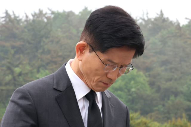 김문수 국민의힘 대선 후보가 17일 광주 북구 국립 5·18 민주묘지를 찾아 참배하고 있다. 연합뉴스