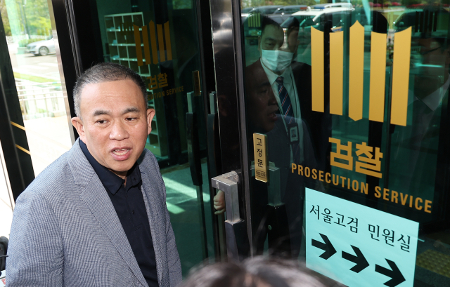 '정치 브로커' 명태균 씨가 30일 윤석열 전 대통령 부부와 구(舊)여권 정치인 다수가 연루된 공천 개입·여론조사 의혹 관련 조사를 받기 위해 서울 서초구 서울고등검찰청으로 향하고 있다. 연합뉴스