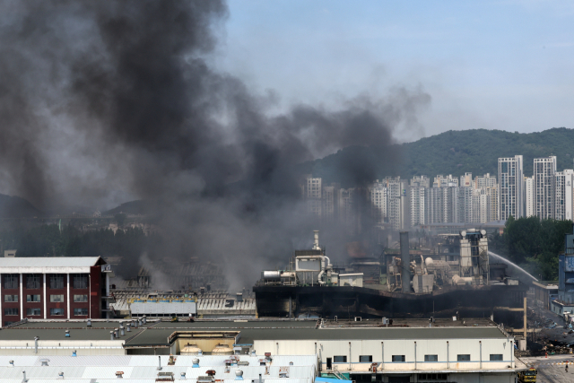 금호타이어 광주공장 화재 발생 이틀째인 18일 광주 광산구 소촌동 일대 도심이 검은 연기로 뒤덮이고 있다. 연합뉴스