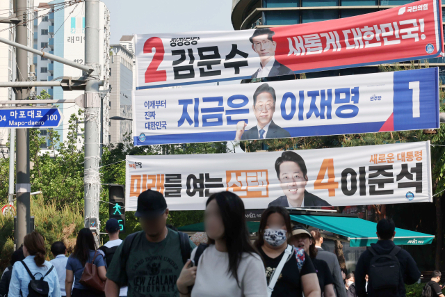 6·3 대선 공식 선거운동이 시작된 12일 서울 마포구의 한 거리에 이재명 더불어민주당, 김문수 국민의힘, 이준석 개혁신당 후보의 현수막이 게시돼 있다. 조태형 기자