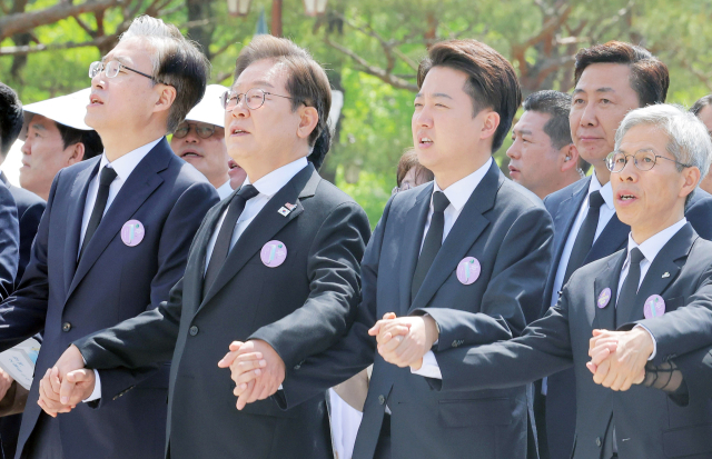이재명(왼쪽 두 번째) 더불어민주당 대선 후보가 이준석(왼쪽 세 번째) 개혁신당 대선 후보, 권영국(왼쪽 네 번째) 민주노동당 대선 후보 등과 손을 맞잡고 18일 광주 북구 국립5·18민주묘지에서 열린 '제45주기 