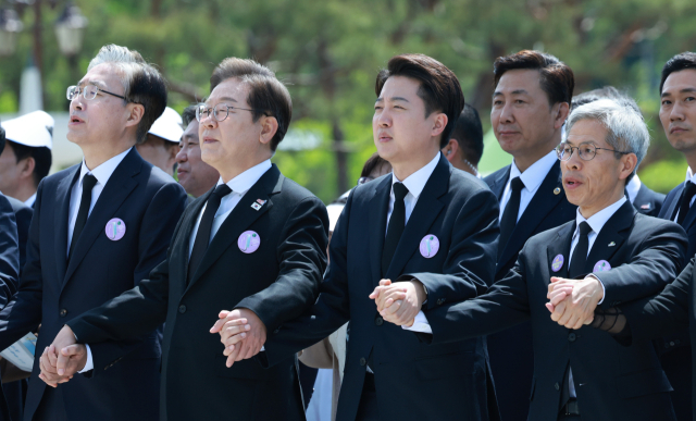 이재명(왼쪽 두번째부터) 더불어민주당 대선 후보, 이준석 개혁신당 대선 후보, 권영국 민주노동당 대선 후보 등이 18일 광주광역시 국립 5·18민주묘지에서 열린 5·18민주화운동 45주년 기념식에서 ‘임을 위한 행진