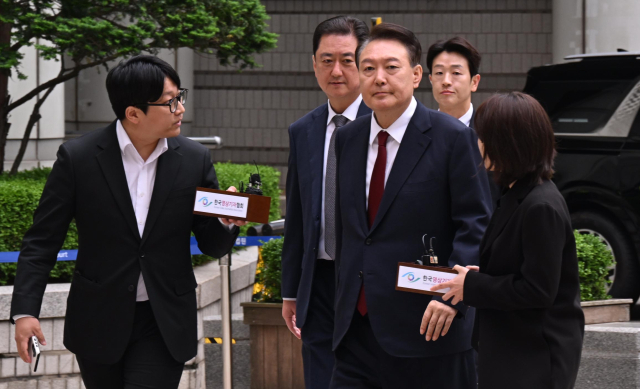 윤석열 전 대통령이 19일 서울 서초구 중앙지방법원에서 열린 내란 우두머리 혐의, 직권남용 권리행사방해 혐의 사건 4차 공판에 출석, 취재진의 질문을 받으며 이동하고 있다. 사진공동취재단