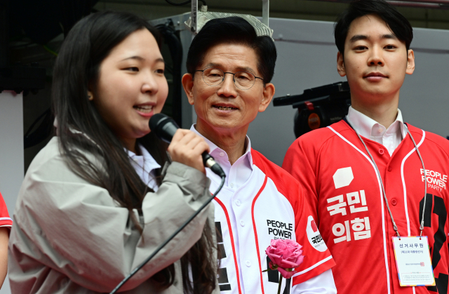 김문수 국민의힘 대선 후보가 19일 오전 서울 중구 청계광장에서 '청년이 바라는 대한민국' 정책 공약을 발표를 앞두고 청년들의 발언을 듣고 있다. 오승현 기자