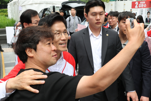 김문수 국민의힘 대선 후보가 19일 서울 중구 청계광장에서 "청년이 바라는 대한민국" 정책공약 발표를 마친 후 한 시민과 사진을 찍고 있다. 오승현 기자