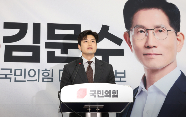 김용태 비상대책위원장이 20일 서울 여의도 국회에서 김문수 후보 배우자 설난영, 더불어민주당 이재명 후보 배우자 김혜경 여사 등 대통령 후보 배우자 TV 토론을 제안하고 있다.연합뉴스