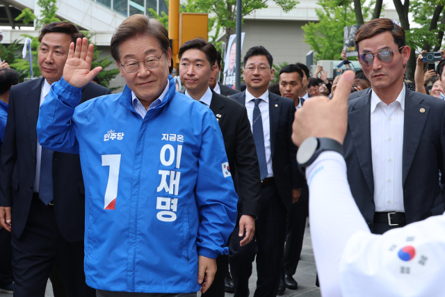 이재명 더불어민주당 대선 후보가 20일 경기 파주시 금릉역 중앙광장에서 열린 유세에서 시민들에게 인사하고 있다. 연합뉴스
