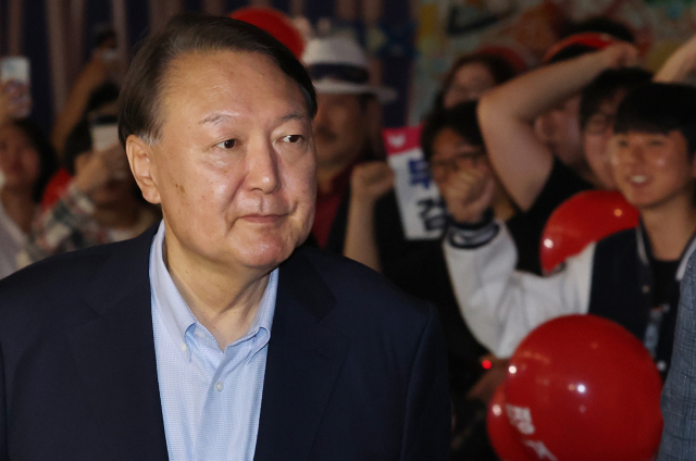 윤석열 전 대통령이 21일 오전 서울 메가박스 동대문에 영화 ‘부정선거, 신의 작품인가’ 관람을 위해 들어서고 있다. 뉴스1