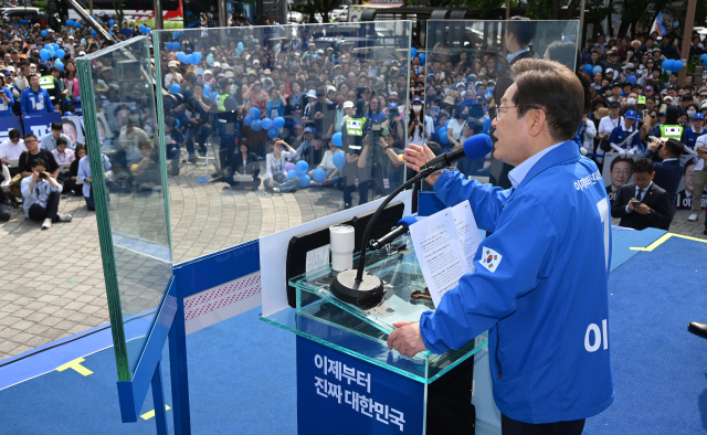 이재명 더불어민주당 대선 후보가 21일 인천 부평구 부평역 북광장에서 지지를 호소하고 있다. 인천=오승현 기자