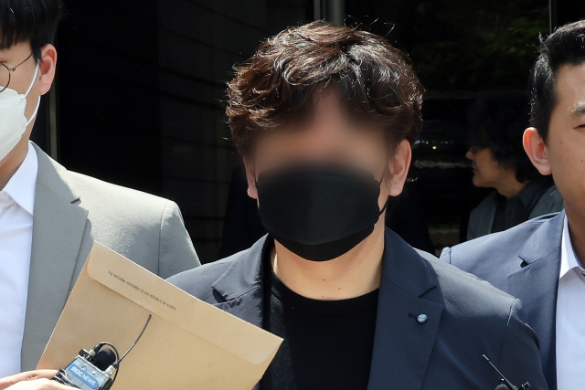 12·3 비상계엄 당시 계엄군이 선거연수원에서 중국인 간첩 99명을 체포했다는 기사를 쓴 스카이데일리 소속 기자 허모씨가 21일 오전 서울 서초구 서울중앙지방법원에서 열린 구속 전 피의자심문(영장실질심사)를 마치고 