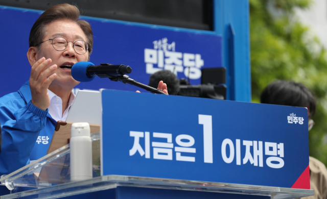 이재명 더불어민주당 대선 후보가 22일 오전 제주시 동문로터리에서 유세를 하고 있다. 연합뉴스