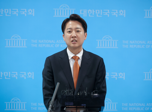 이준석 개혁신당 대선 후보가 22일 서울 여의도 국회 소통관에서 국민의힘 김문수 대선 후보와의 단일화 요구에 대한 입장 발표 기자회견을 마친 뒤 취재진 질문에 답하고 있다. 연합뉴스