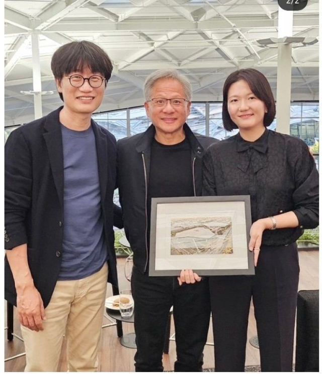 이해진(왼쪽부터) 네이버 이사회 의장과 젠슨 황 엔비디아 최고경영자(CEO), 최수연 네이버 대표가 지난해 6월 25일(현지 시간) 미국 실리콘밸리 엔비디아 본사에서 만나 기념촬영을 하고 있다. 네이버 인스타그램 캡