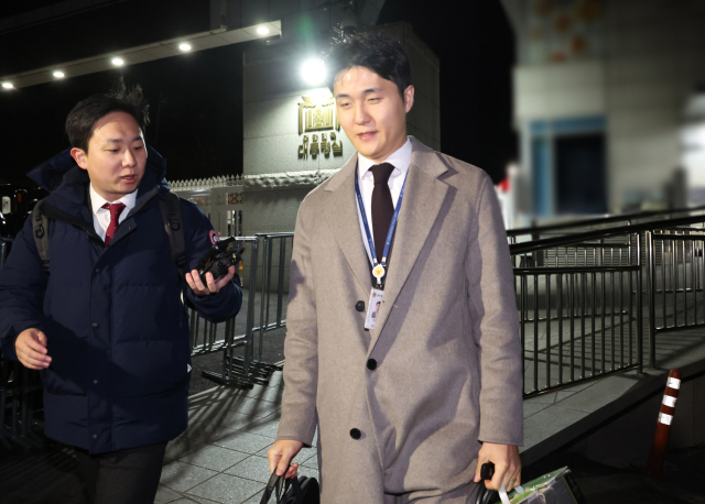 12·3 비상계엄 사태를 수사하는 경찰 국가수사본부 특별수사단 관계자가 지난해 12월 17일 서울 용산 대통령실 민원실을 나서고 있다. 특별수사단은 이날 대통령경호처에 대한 압수수색을 시도했으나 경호처가 진입을 허락