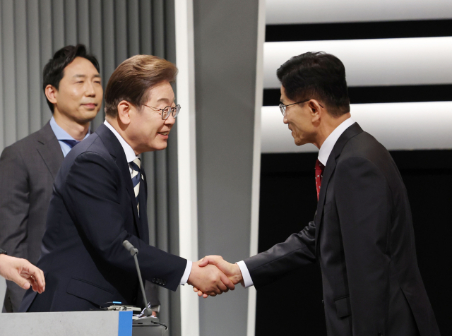 이재명 더불어민주당 대선 후보(왼쪽)와 김문수 국민의힘 대선 후보가 23일 서울 영등포구 KBS본관 스튜디오에서 열린 중앙선거방송토론위원회 주관 제21대 대통령선거 2차 후보자토론회 시작에 앞서 악수하고 있다. 국회